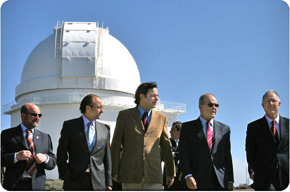 M. Chaves, autoridades y el telescopio de 2.2 m M.Chaves, autoridades y el telescopio de 2.2 m